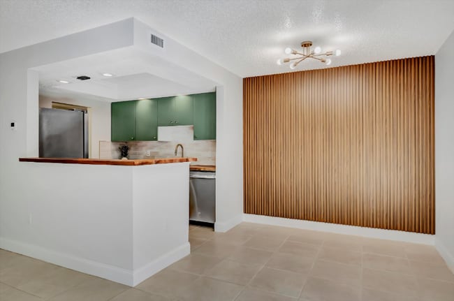 Building Photo - 776 116th Ave N Unit Apt 1105