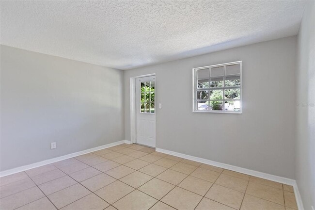 7313 N Dartmouth Ave Unit room 2
