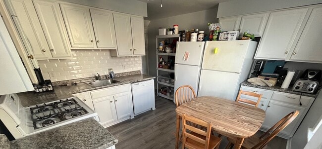 Photo - 250 Robinson St