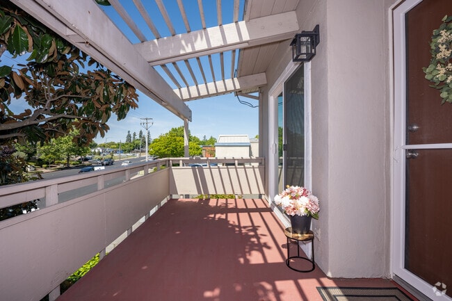 2BR, 1BA - 980SF - Balcony