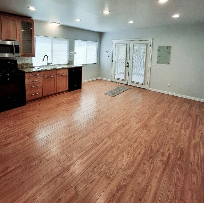 Photo - 1304 Camelot Dr