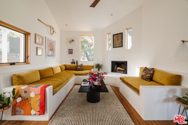 Photo - 2002 Tuna Canyon Rd