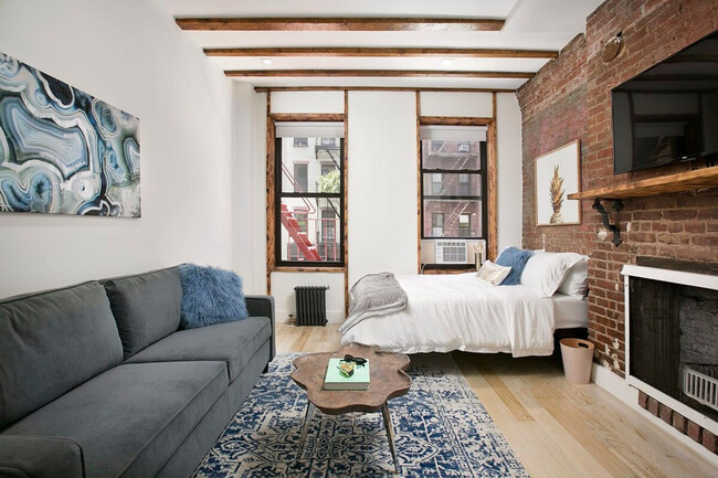Building Photo - 241 E 24th St Rental