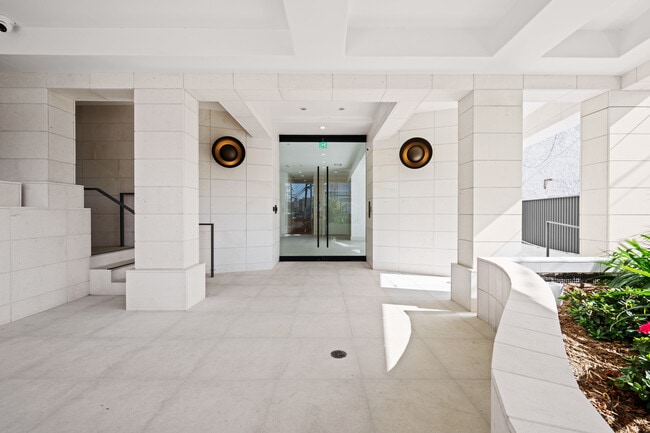 Building Photo - The Georgian Studio City