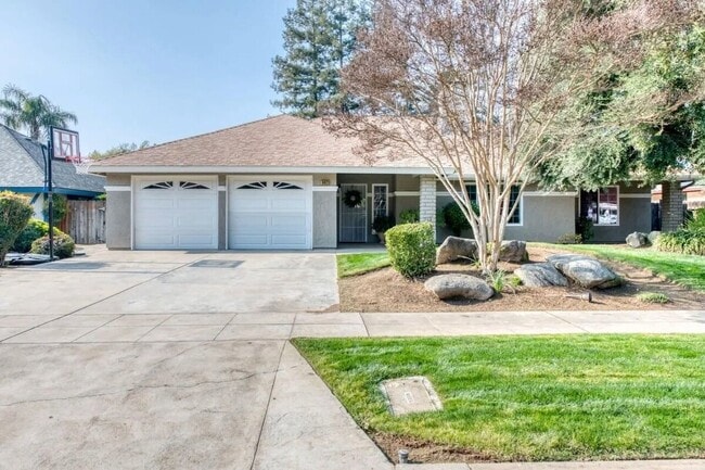 Building Photo - 8476 N Del Mar Ave