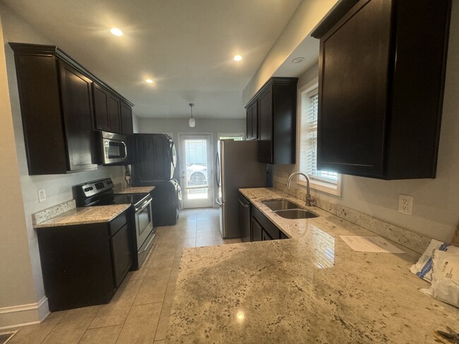 Photo - 412 E 9th St