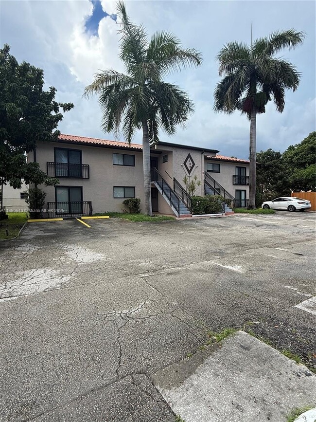 Building Photo - 100 SE 5th Ave Unit 1-6