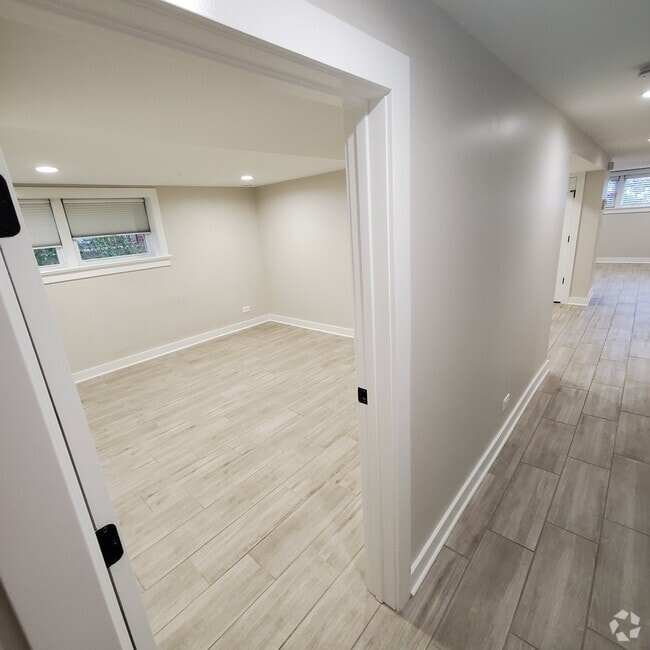 Building Photo - 8044 N Oriole Ave Unit Garden Rental