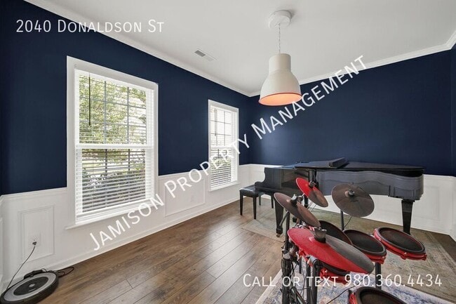 Photo - 2040 Donaldson St