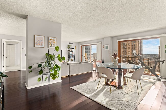 Dining Room - 1225 Lasalle Ave Unit 1404