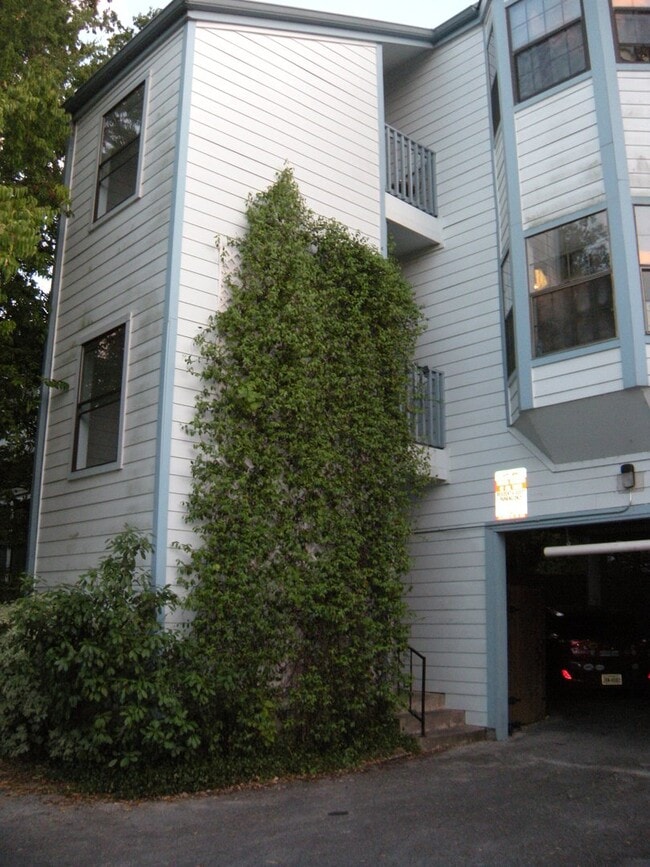 Building Photo - HYDE PARK TERRACE - NORTH CAMPUS - PRIVATE UPDATED 1 BEDROOM FOR AUGUST 2026 PRE-LEASE