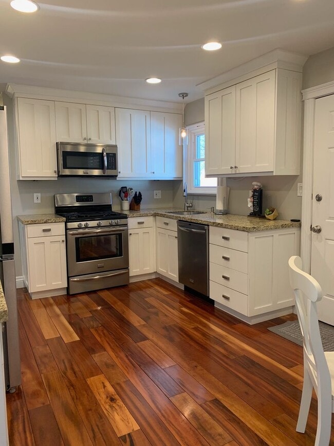 Photo - STUNNING 4 bd. 2 bath Executive Sunnyside ...