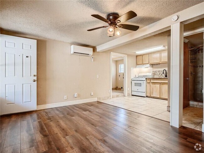 Building Photo - 1013 E 3rd St Rental
