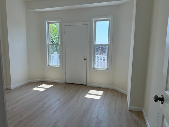 Building Photo - 247 Harvard St Unit 3