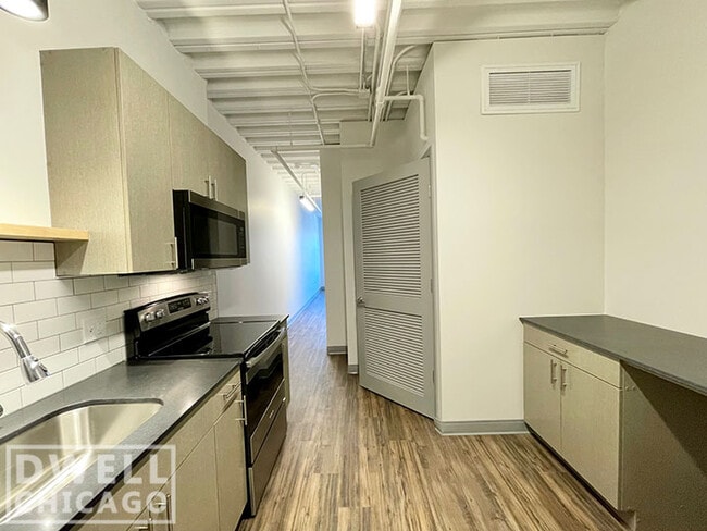 Photo - 911 W Dakin St