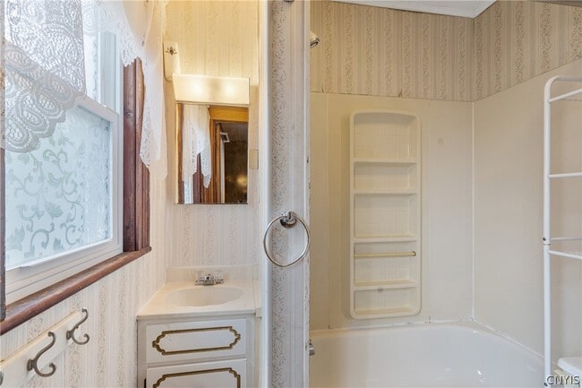 Photo - 115 W 1st St S