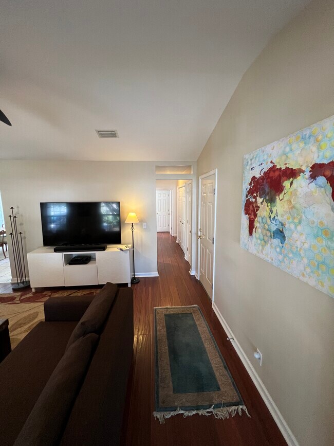 104 Adams Ct