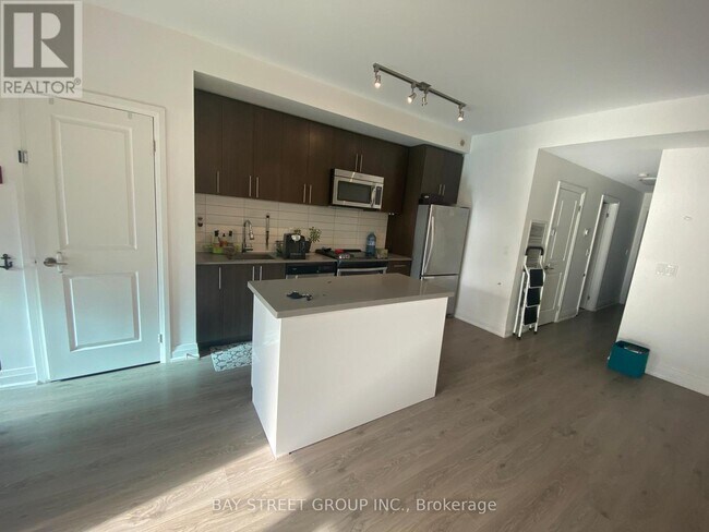 Photo - 780 Sheppard Ave E