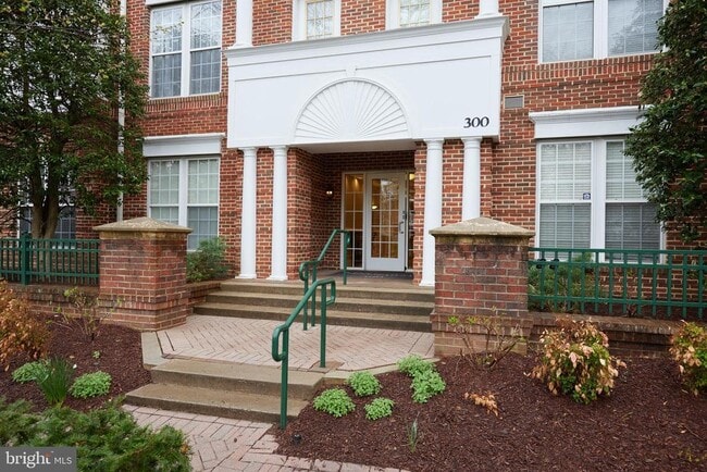 Photo - 300 King Farm Blvd Apartamento Unidad 9-305