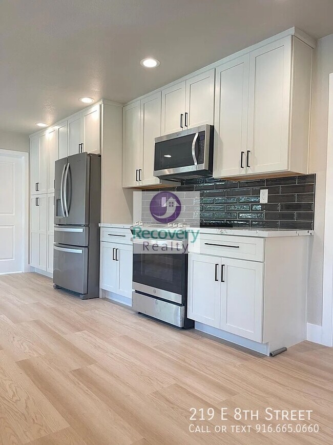 Photo - 219 E 8th St