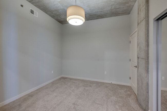 ¡Dormitorio con armarios extras! - 301 Demonbreun St