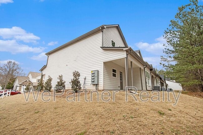 Photo - 138 Crestpoint Rd