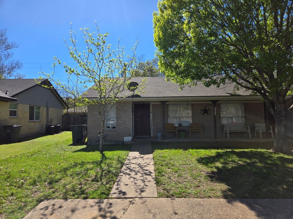 Bryan - West side - 2 bedroom / 1 bath duplex with fenced in back yard. - Bryan - West side - 2 bedroom / 1 bath duplex with fenced in back yard.