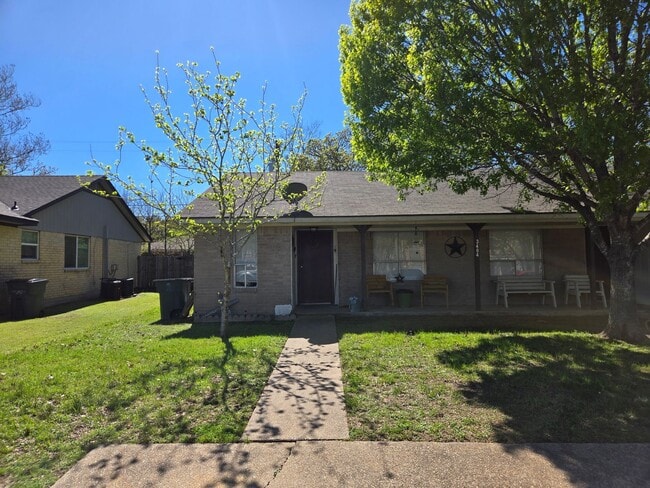 Building Photo - Bryan - West side - 2 bedroom / 1 bath duplex with fenced in back yard.