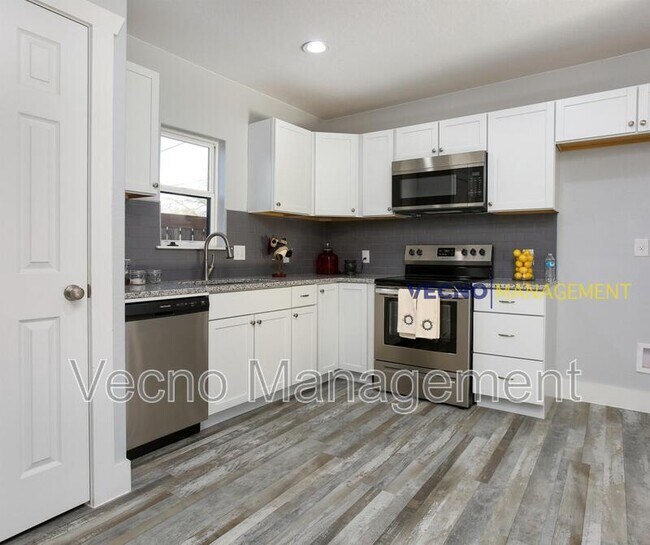 Photo - 129 E Torrey St