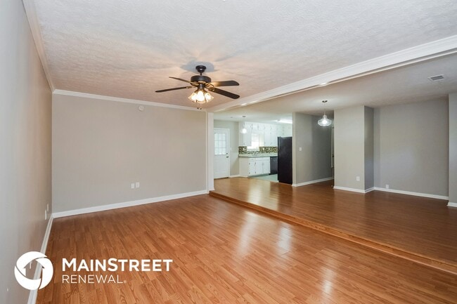 Photo - 619 Lakeridge Cir SE