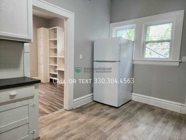 Photo - 674 Carlysle St