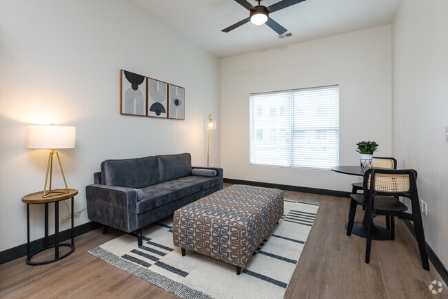 1BR, 1BA - 696SF - Living Room