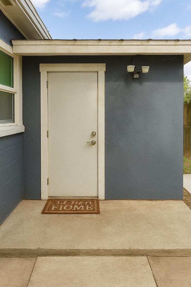 Building Photo - 3205 E Frierson Ave