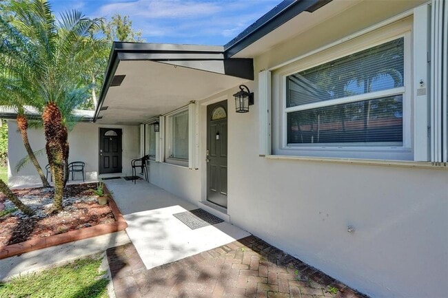 Building Photo - 4240 NW 21st Ave Unit 1