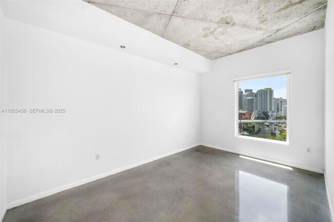 Photo - 10 SW South River Dr Unidad 18