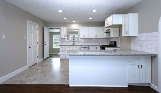 Photo - 5520 Lawson St