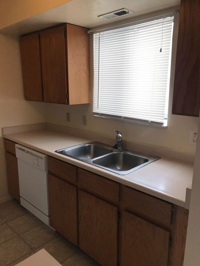 Photo - Great Value Townhome, 4 beds + attached ga...