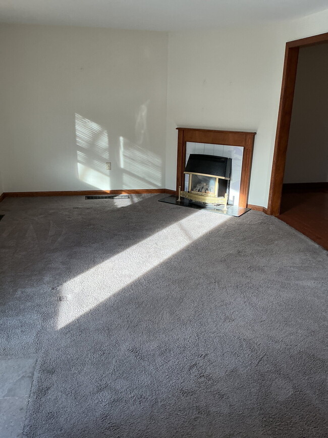 Building Photo - 3 bed 1/5 bath Townhome available