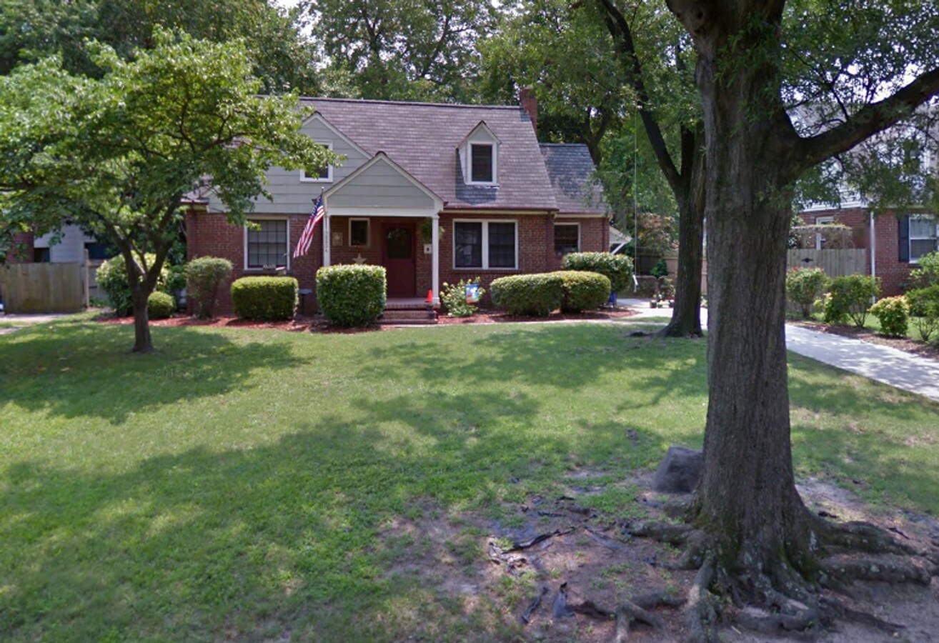 4 Bedroom Home with Huge Backyard! - 4 Bedroom Home with Huge Backyard!