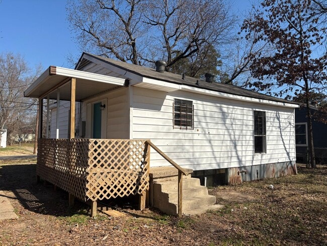Photo - Amazing 2 bedroom/1 bath house with laundry room!