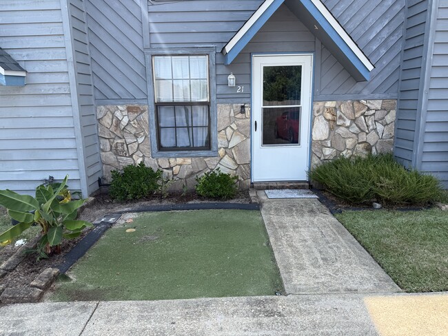 Building Photo - 1325 Greendale Ave Rental