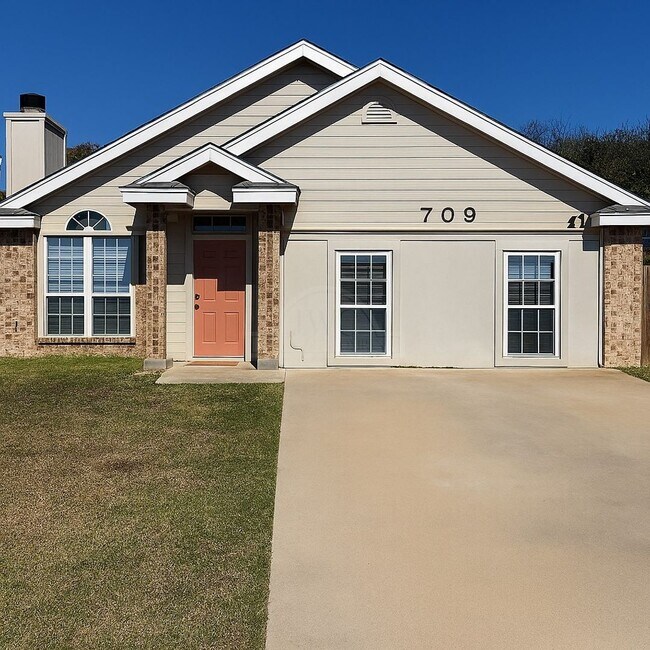 Building Photo - 709 Lisa Ln