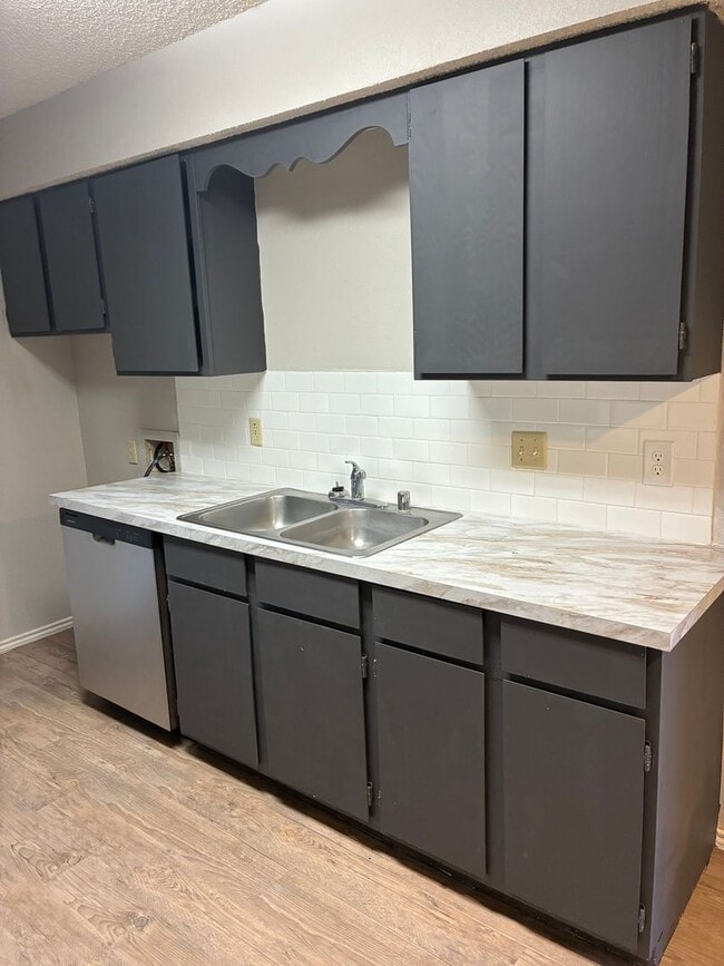 Building Photo - 8204 Vernon Ave Unit B