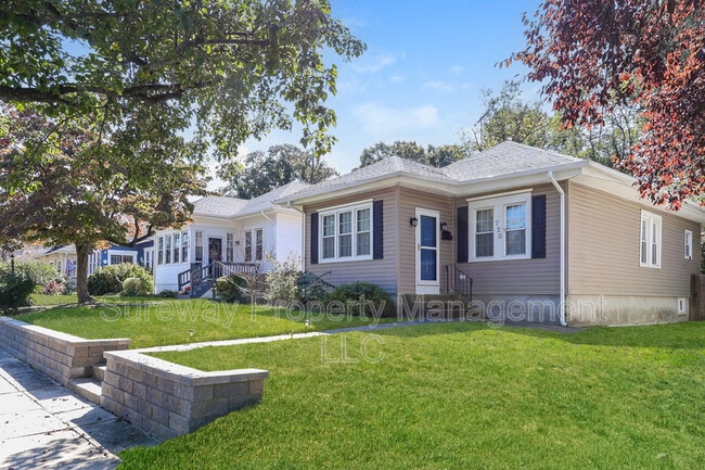 Photo - 720 Willitts Ave