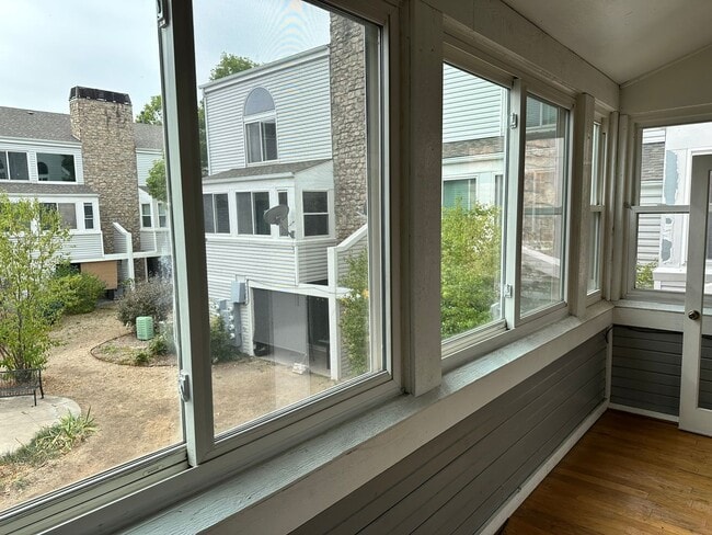 Photo - Spacious 3 Bed, 2 Full Bath Townhome near the Highline Canel!