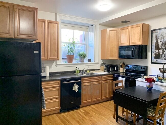 Building Photo - 139 Beacon St Unit 1 Rental