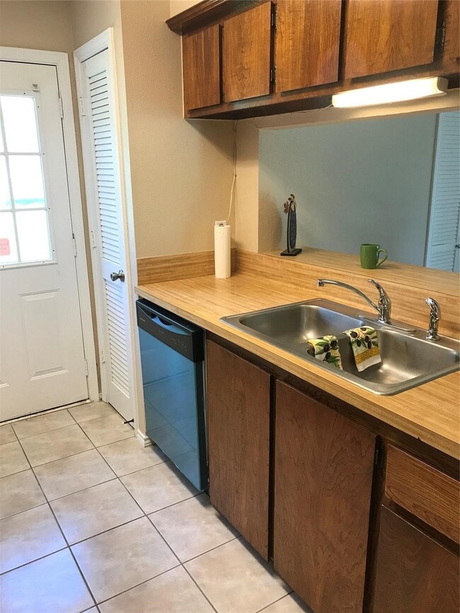 Photo - 115 Avenue E