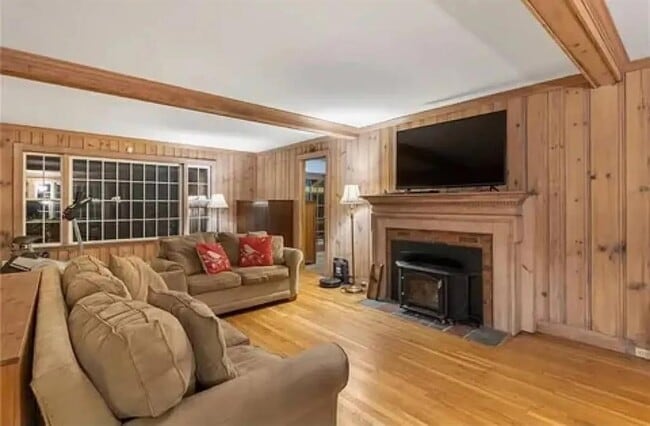 Photo - 160 Woodbine Rd