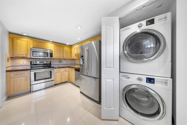 Photo - 3520 Oaks Way Unidad 406