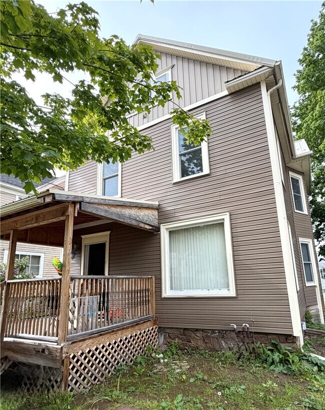 Building Photo - 210 W Oak Orchard St
